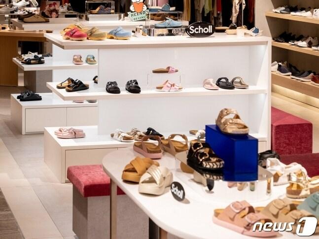 본문 이미지 - 숄이 서울 강남구 압구정동에 위치한 현대백화점 본점에 첫 번째 팝업스토어를 열었다.(숄제공)