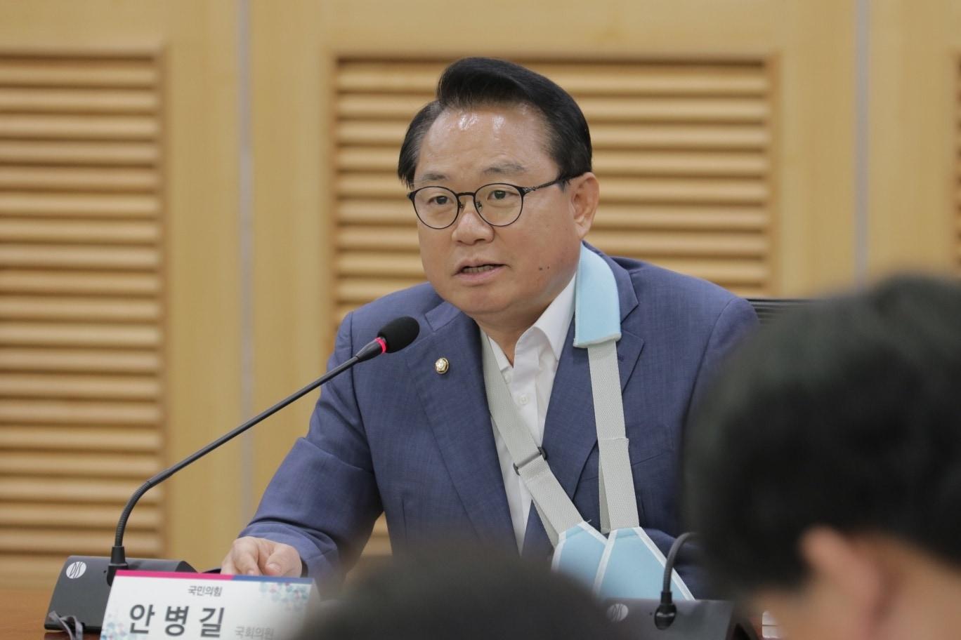 본문 이미지 - 토론회에 참석한 안병길 국민의힘 의원 모습(안병길 의원실 제공)