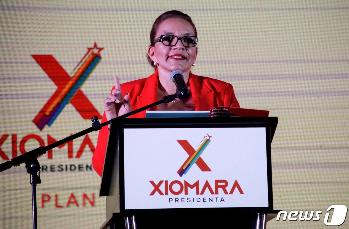 본문 이미지 - 시오마라 카스트로 온두라스 대통령이 지난해 11월 대선을 앞두고 테구시갈파에서 선거운동을 펼치고 있다. /2021.9.5 ⓒ 로이터=뉴스1 ⓒ News1 강민경 기자