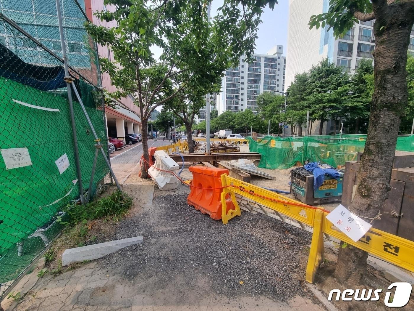 본문 이미지 - 대전 서구 정림동 '서구 국민체육센터' 옆 도로와 인도에 공사 장비와 자재가 적치돼 주민들이 통행에 큰 불편을 겪고 있다. /뉴스1ⓒNews1 김태진 기자