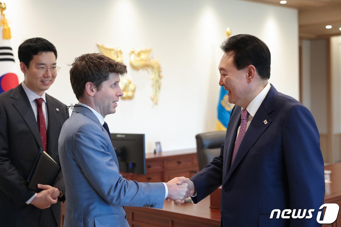 윤석열 대통령이 9일 용산 대통령실 청사에서 '챗(Chat)GPT' 아버지로 불리는 샘 올트먼 오픈(Open)AI 대표를 접견하며 악수하고 있다. (대통령실 제공) 2023.6.9/뉴스1 ⓒ News1 오대일 기자