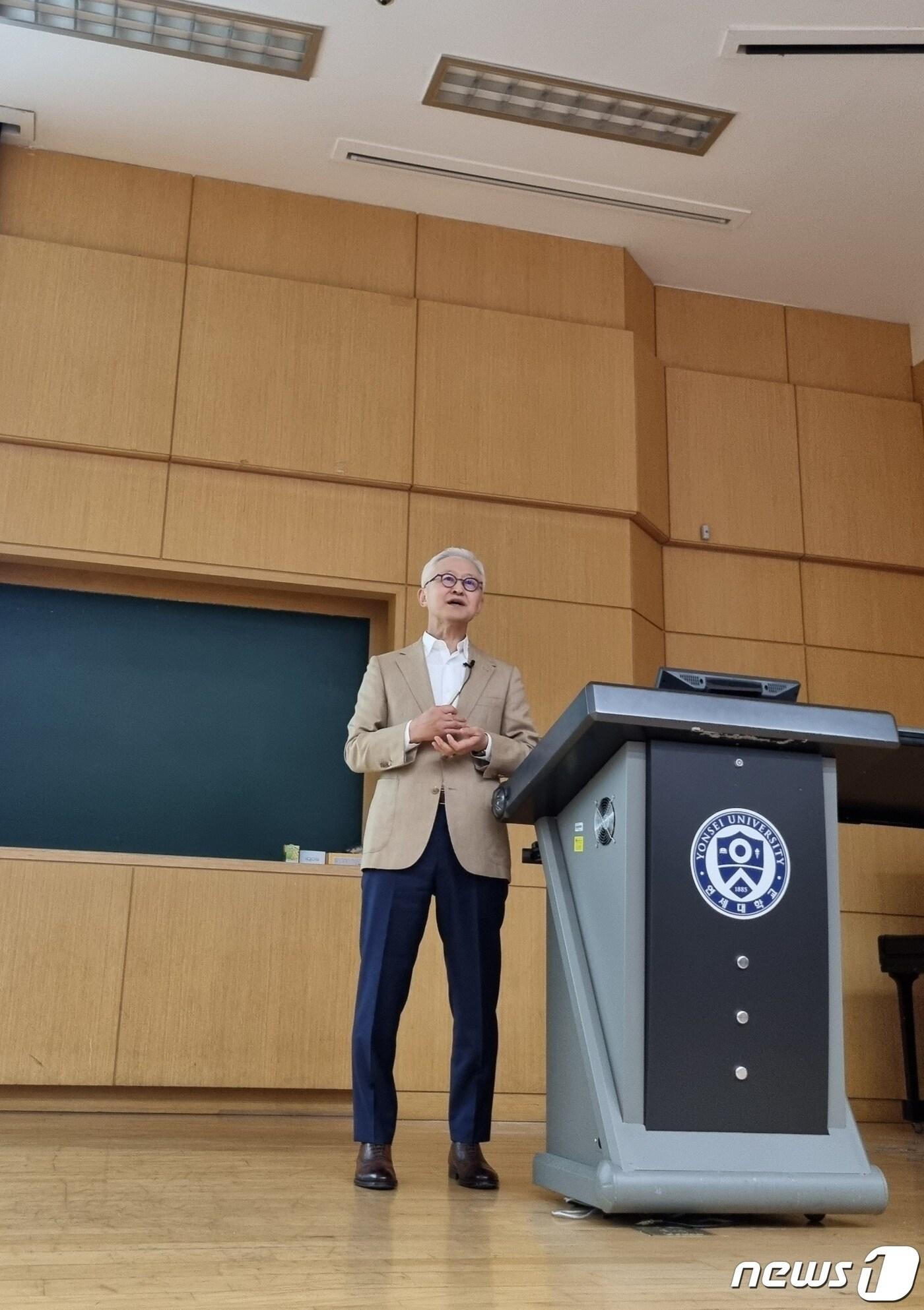 본문 이미지 -  경계현 삼성전자(005930) DS(반도체)부문 대표이사(사장)이 9일 오후 서울 신촌 연세대학교 제3공학관에서 특별강연을 진행하고 있다.  2023.6.9/뉴스1 ⓒ News1 강태우 기자