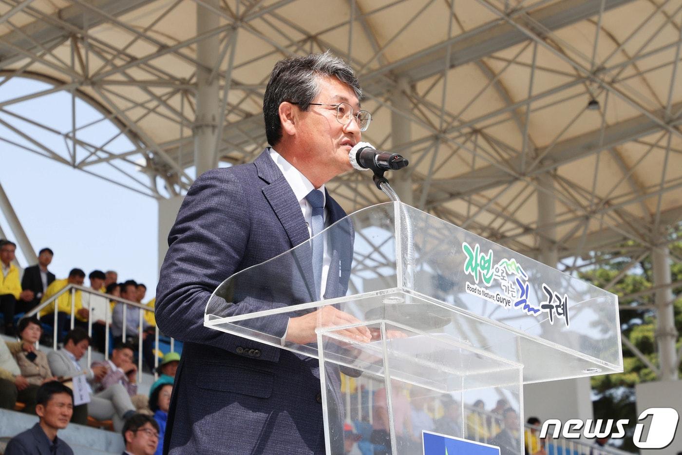 본문 이미지 - 김순호 전남 구례군수가 지난 4월 제79회 지리산남악제 및 제42회 군민의날 행사에 참석해 축사를 하고 있다.(구례군 제공)2023.7.1/뉴스1