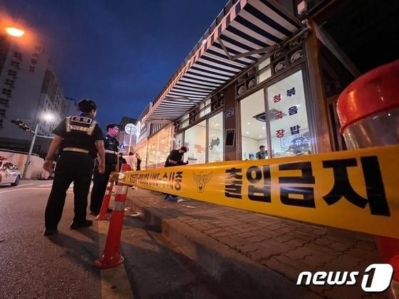 본문 이미지 - 6월22일 오후 7시24분쯤 충북 청주시 흥덕구 강서동 한 음식점에서 흉기 난동이 벌어져 경찰이 현장을 수습하고 있다.(독자 제공).2023.6.22./뉴스1