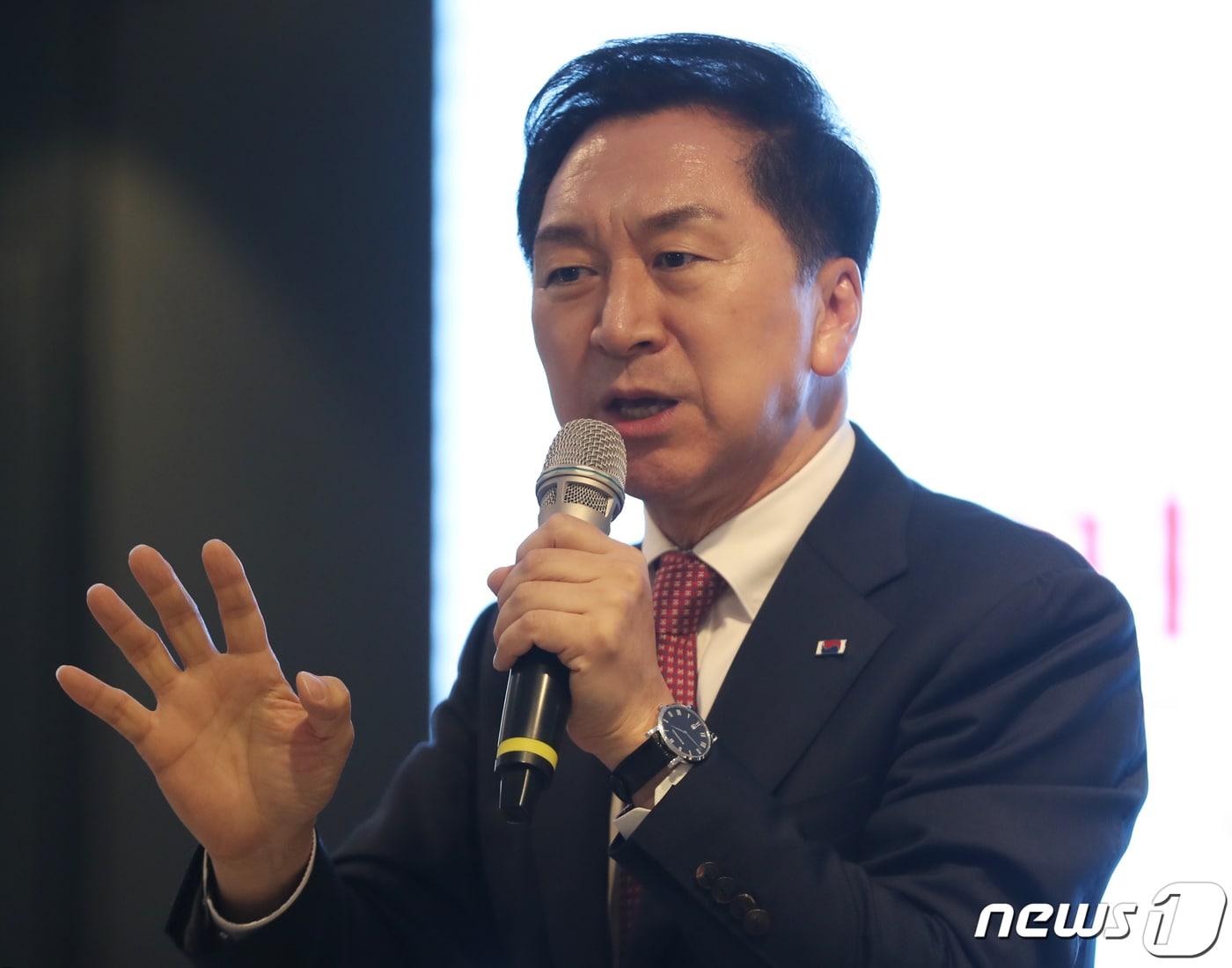 본문 이미지 - 김기현 국민의힘 대표가 1일 오후 울산시티컨벤션에서 열린 2023년 선출직 당직자 워크숍에 참석해 '국민의힘의 비전과 향후과제'를 주제로 특강을 하고 있다. 2023.7.1/뉴스1 ⓒ News1 조민주 기자