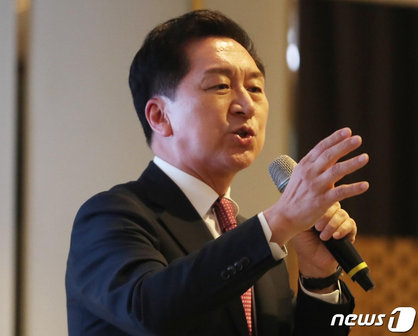 본문 이미지 - 김기현 국민의힘 대표가 1일 오후 울산시티컨벤션에서 열린 2023년 선출직 당직자 워크숍에 참석해 '국민의힘의 비전과 향후과제'를 주제로 특강을 하고 있다. 2023.7.1/뉴스1 ⓒ News1 조민주 기자