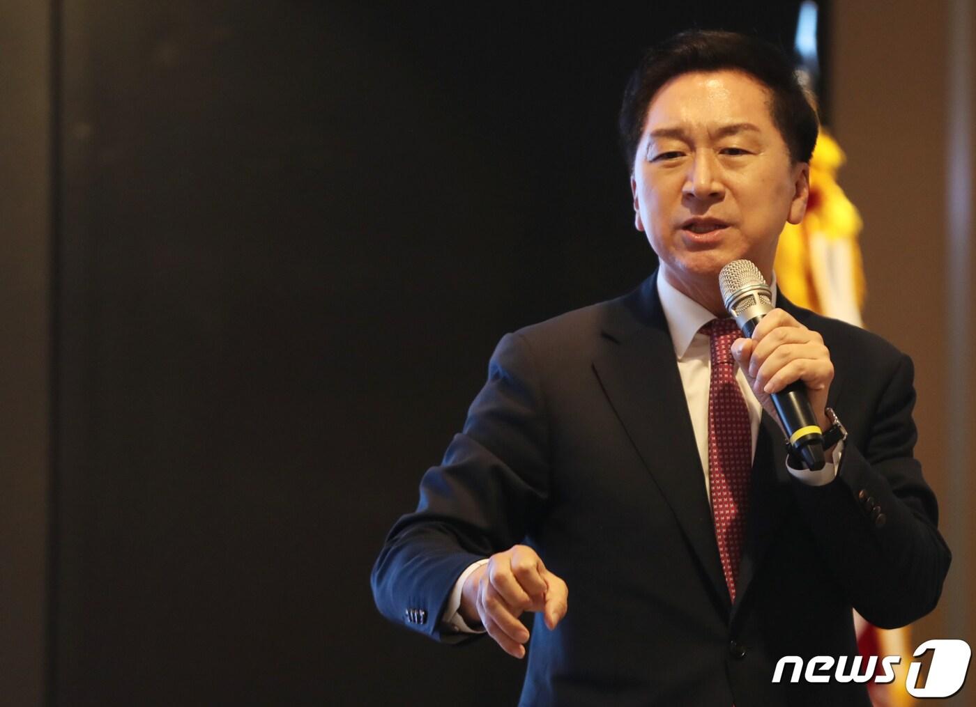 본문 이미지 - 김기현 국민의힘 대표가 1일 오후 울산시티컨벤션에서 열린 2023년 선출직 당직자 워크숍에 참석해 '국민의힘의 비전과 향후과제'를 주제로 특강을 하고 있다. 2023.7.1/뉴스1 ⓒ News1 조민주 기자