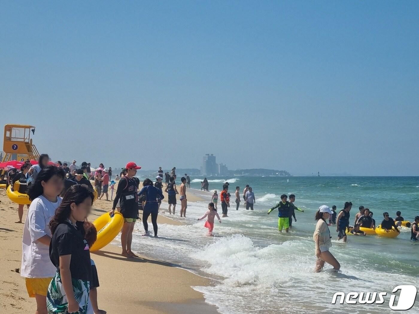 본문 이미지 - 1일 개장한 강원 강릉 경포해수욕장을 방문한 피서객들이 물놀이를 즐기고 있다. 이날 개장한 경포해수욕장은 8월 20일까지 운영된다. 2023.7.1/뉴스1 ⓒ News1 윤왕근 기자