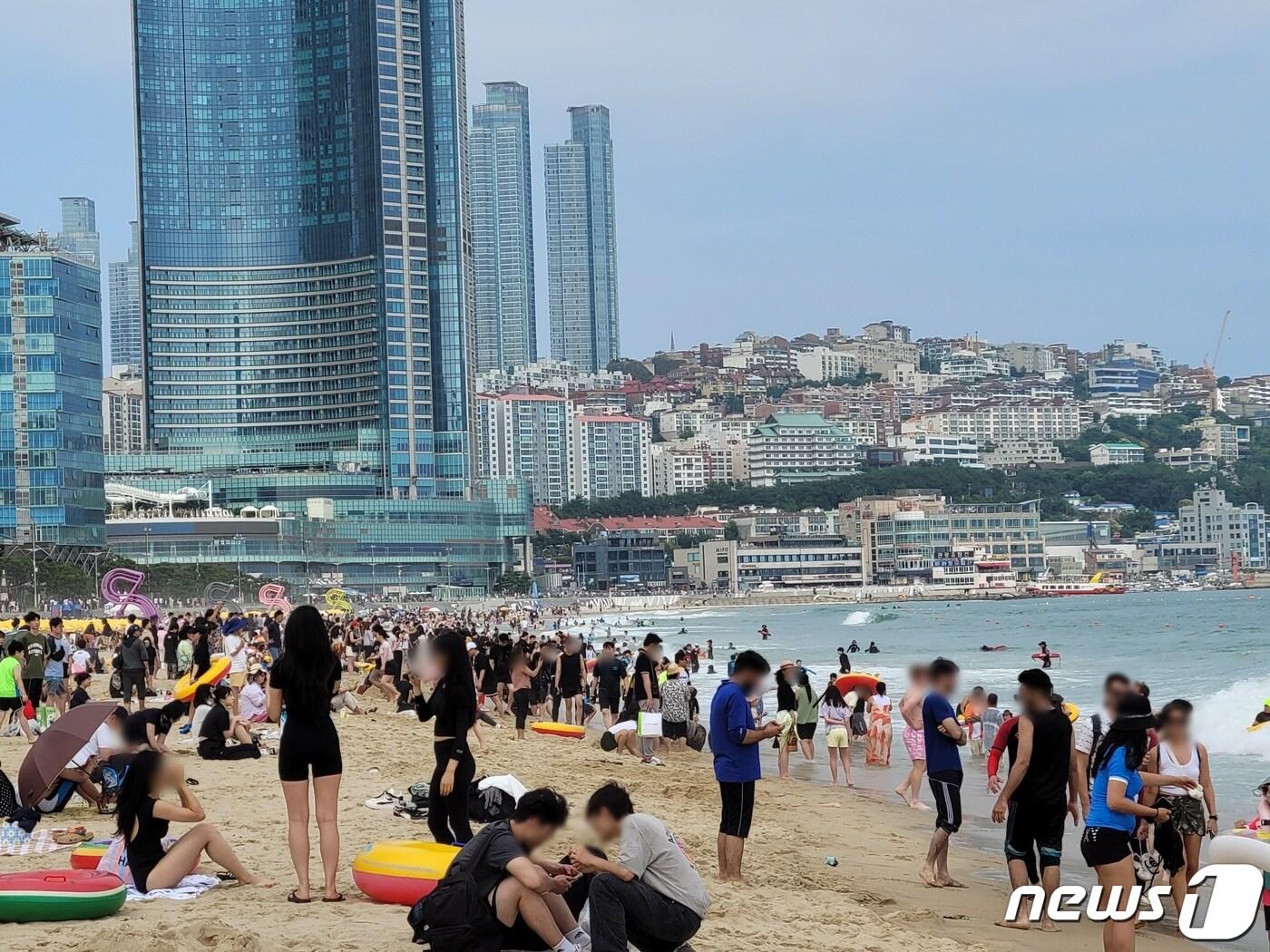본문 이미지 - 1일 부산 7개 해수욕장이 개장한 가운데 해운대해수욕장이 피서객들로 붐비고 있다. 2023.7.1/뉴스1 ⓒ News1 조아서 기자