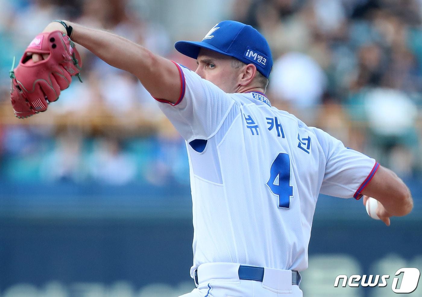 1일 오후 대구 삼성라이온즈파크에서 열린 프로야구 '신한은행 SOL 2023 KBO리그' 한화 이글스와 삼성 라이온즈의 경기, 1회초 삼성 선발 뷰캐넌이 역투하고 있다. 2023.7.1/뉴스1 ⓒ News1 공정식 기자