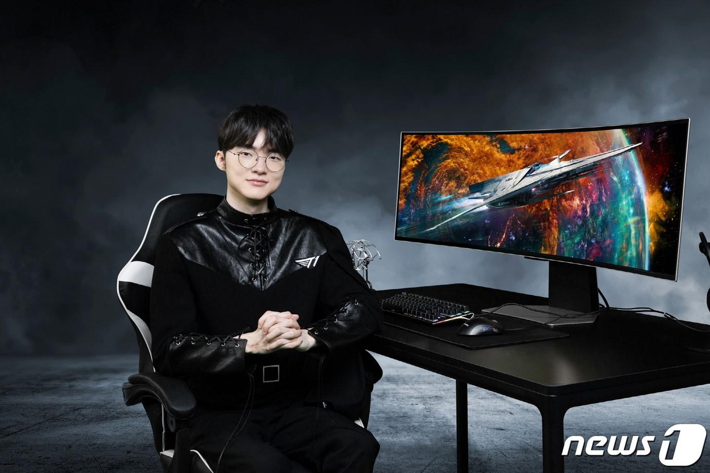 프로게이머 '페이커(Faker)'가 서울 강남구 T1 사옥에서'오디세이 OLED G9'을 소개하고 있다. (삼성전자 제공) 2023.7.10/뉴스1