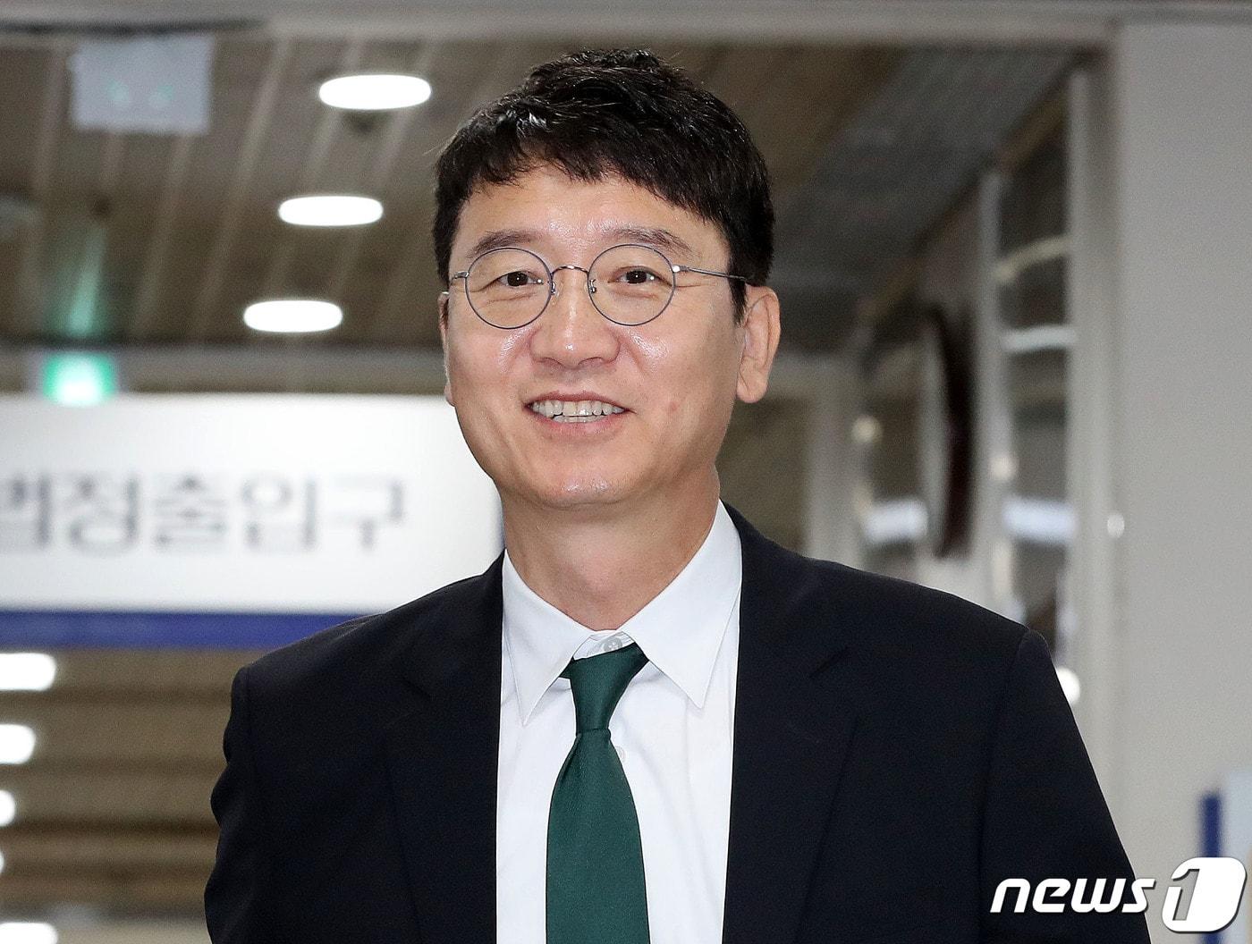 본문 이미지 - 김웅 국민의힘 의원이 10일 서초구 서울중앙지법에서 열린 공직선거법 위반 등 혐의를 받는 손준성 서울고검 송무부장의 15차 공판에 증인 자격으로 출석하고 있다. 2023.07.10/뉴스1 ⓒ News1 박세연 기자