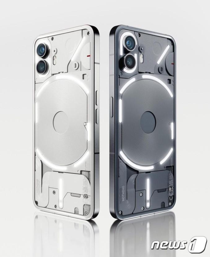 본문 이미지 -  영국 스타트업 '낫싱'이 만든 투명 스마트폰 '폰투'(낫싱 인스타그램 갈무리)