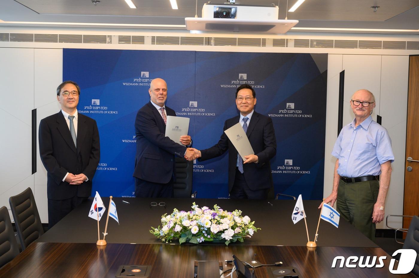 (좌측부터) 조재용 강남세브란스 암병원장, 지브 라이시 와이즈만연구소 부총장, 송영구 강남세브란스병원장, 모셰 오렌 모로스통합암센터장 기념 촬영하고 있다.(강남세브란스병원 제공)/뉴스1 