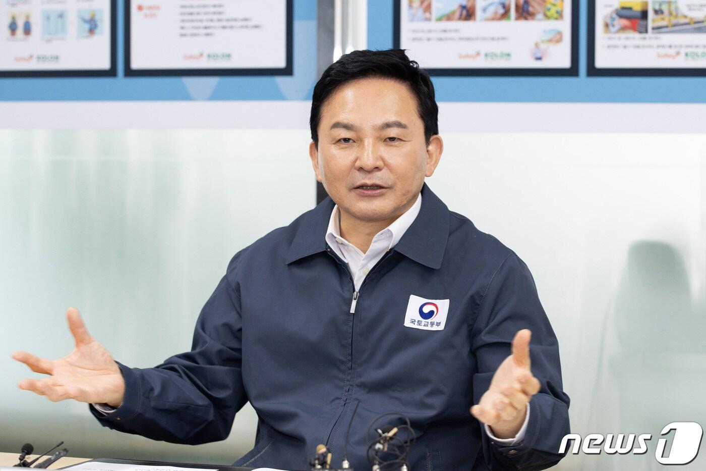 본문 이미지 - 원희룡 국토교통부 장관이 10일 오전 세종시의 한 공동주택 건설 현장에서 열린 타워크레인 안전점검 간담회에 참석해 발언하고 있다.(국토교통부 제공)2023.7.10/뉴스1 ⓒ News1 김기남 기자