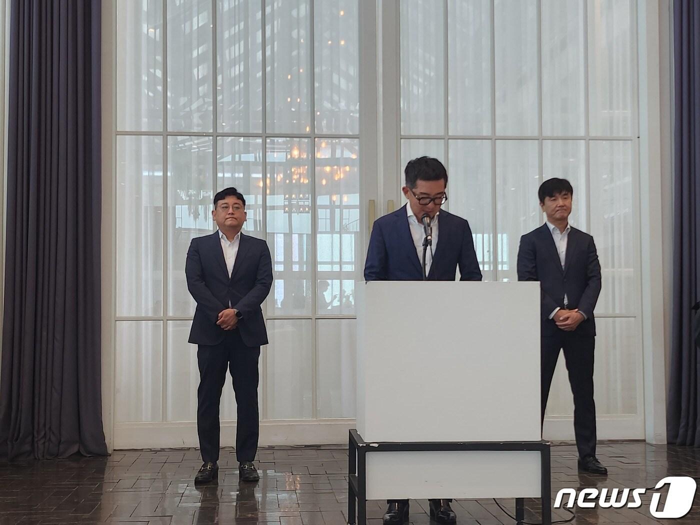 본문 이미지 -  10일 초록뱀그룹 경영정상화 방안 발표 중인 김세연 초록뱀이엔앰 대표이사(가운데) 