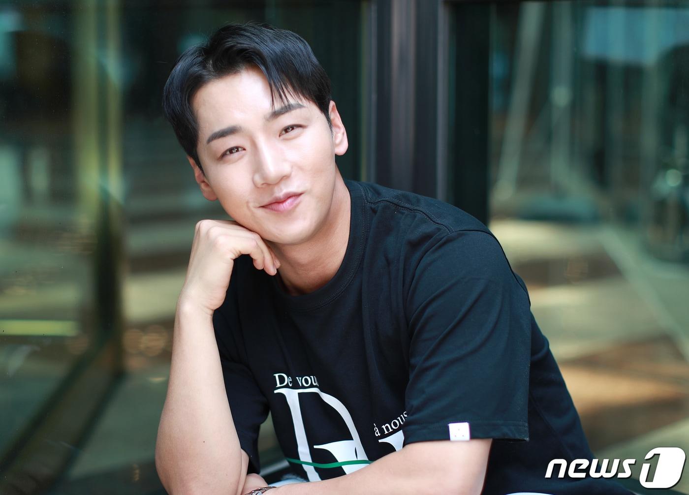 본문 이미지 - 가수 박군이 6일 서울 종로구 뉴스1에서 열린 인터뷰에 앞서 포즈를 취하고 있다. 2023.7.6/뉴스1 ⓒ News1 권현진 기자