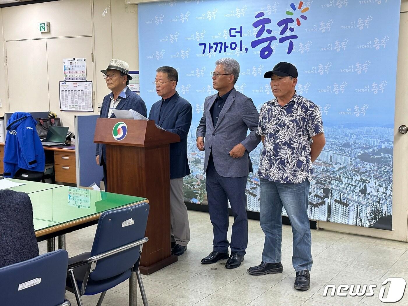 본문 이미지 -  10일 충북 충주시 신니면 주민들이 송전선로 입지선정위원회 연기를 요청하는 기자회견을 하고 있다.2023.7.10/뉴스1