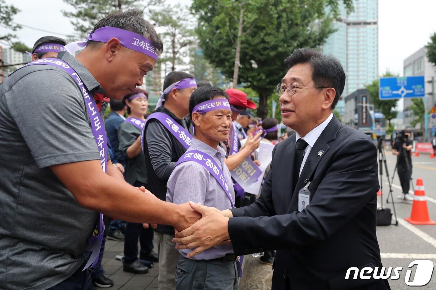 전진선 양평군수가 2023년 7월 10일 오전 경기도 양평군청 앞에서 열린 &#39;서울-양평 고속도로 재개 범군민 대책위원회 출정식&#39;에 참석해 군민들과 인사를 하고 있다.2023.7.10/뉴스1 ⓒ News1 이승배 기자