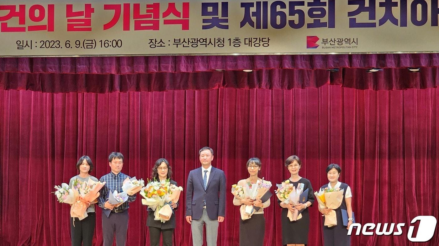 본문 이미지 - 부산시치과의사회 김기원 회장(가운데)이 구강보건의 날 기념식에서 구강건강 증진에 힘쓴 보건의료인들에게 표창장을 수여한 뒤 기념사진을 찍고 있다(부산시치과의사회 제공).