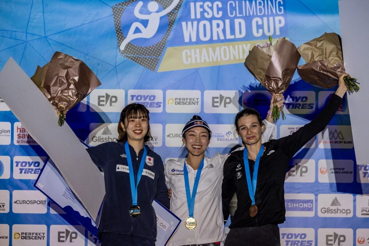 본문 이미지 - 2023 IFSC 프랑스 샤모니 스포츠클라이밍 월드컵서 금메달을 딴 김자인(가운데).(대한산악연맹 제공)