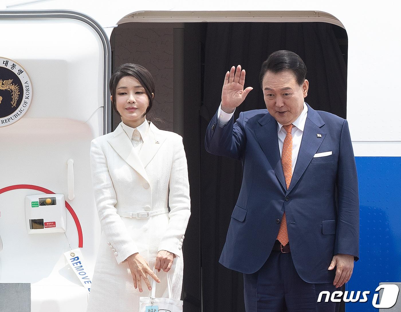 본문 이미지 - 리투아니아·폴란드 순방에 나서는 윤석열 대통령과 김건희 여사가 10일 오후 경기 성남시 서울공항을 통해 출국하고 있다. 취임 후 2번째로 북대서양조약기구&#40;나토·NATO&#41; 정상회의에 참석하는 윤 대통령은 기시다 후미오 일본 총리와 양자회담을 갖고 후쿠시마 오염수 방류 문제를 논의할 예정이다. 2023.7.10/뉴스1 ⓒ News1 신웅수 기자