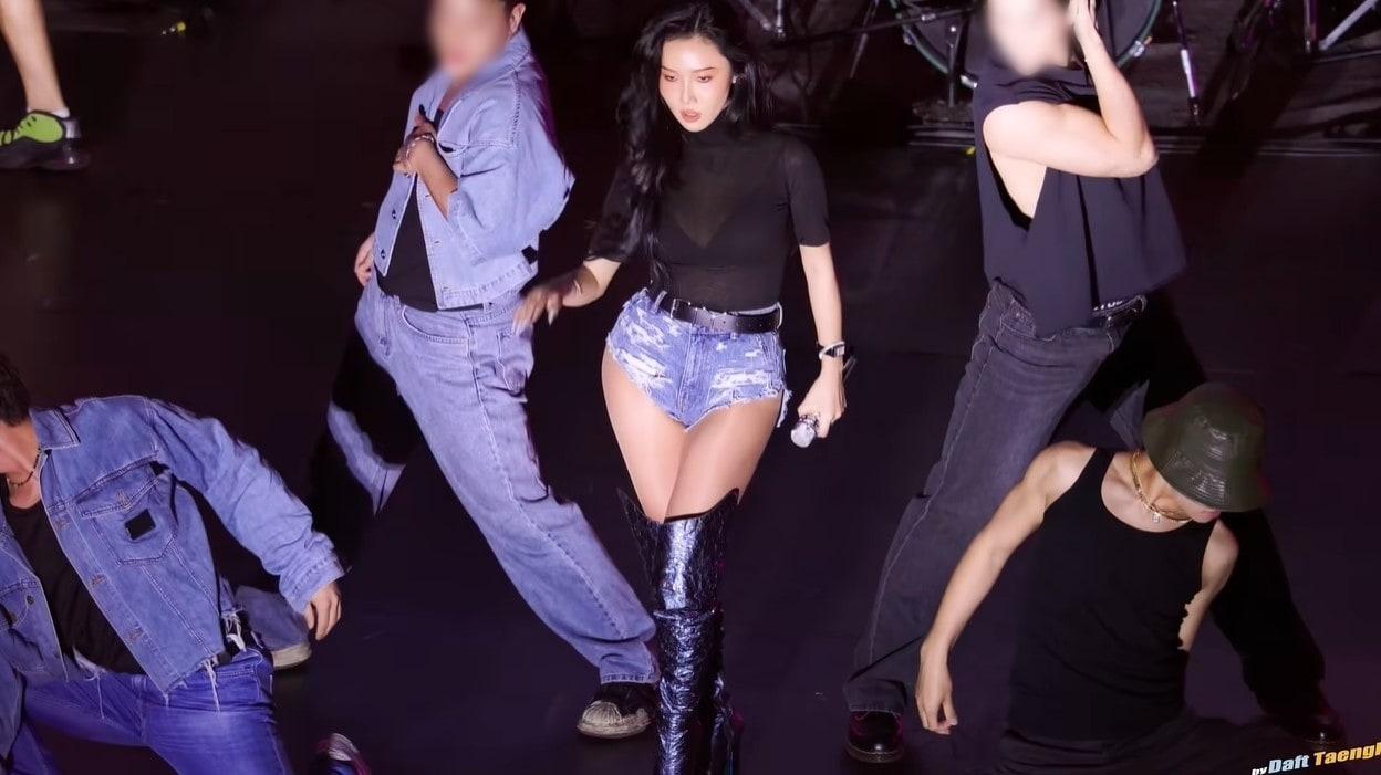 본문 이미지 - 지난 5월12일 tvN '댄스가스 유랑단' 촬영차 한 대학 축제 무대에 오른 화사. (유튜브 'DaftTaengk' 갈무리)