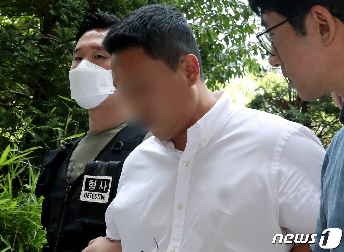 본문 이미지 - 아파트 상가 주차장에서 차량을 빼달라고 요구한 여성을 무차별 폭행한 혐의(공동상해)를 받는 30대 전 보디빌더 A씨가 지잔해 구속 전 피의자 심문(영장실질심사)를 받기 위해 인천 미추홀구 인천지방법원으로 들어서고 있다. 2023.7.10/뉴스1 ⓒ News1