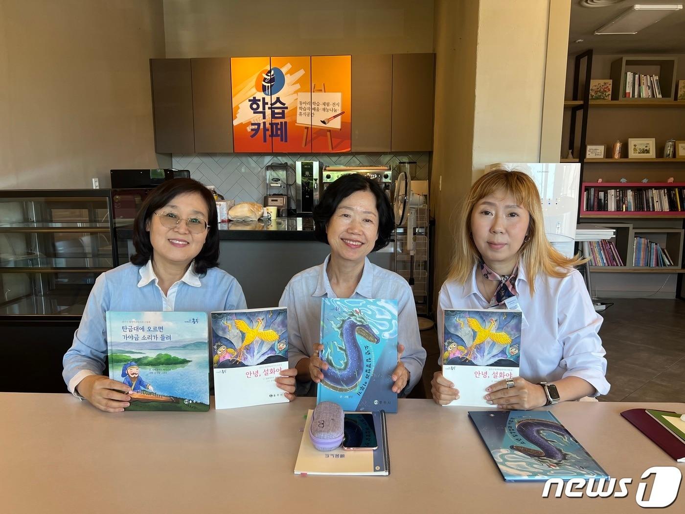 본문 이미지 -  10일 충북 충주 평생학습동아리 '예성글패' 회원들이 자신들이 펴낸 충주지역 설화집 '안녕 설화야'와 참고 문헌을 보여주고 있다.(충주시 제공)2023.7.10/뉴스1
