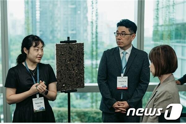 본문 이미지 - 조유라 작가(왼쪽), 옥용식 작가(가운데), 에이미 코 선임국무장관(오른쪽)이 작품 '딜레마'(Dilemma)에 대해 이야기 하고 있다. 제공=국제ESG협회제공 = 국제ESG협회