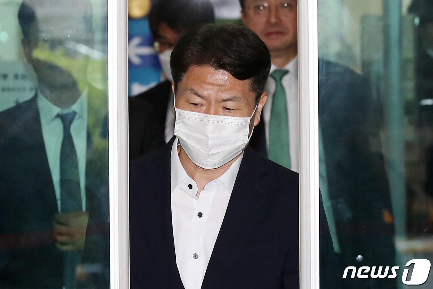 본문 이미지 - 이태원 참사 부실대응 혐의를 받는 이임재 전 용산경찰서장이 10일 오후 서울 마포구 서울서부지방법원에서 열린 공판을 마친 뒤 법원을 나서고 있다. 2023.7.10/뉴스1 ⓒ News1 민경석 기자