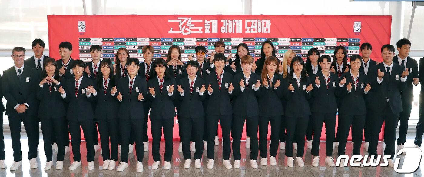 본문 이미지 - 콜린 벨 감독이 이끄는 대한민국 여자 축구대표팀이 10일 오후 2023 국제축구연맹(FIFA) 호주·뉴질랜드 월드컵 출전을 위해 인천국제공항에서 출국 전 기념 촬영하고 있다. 2023.7.10/뉴스1 ⓒ News1 김진환 기자