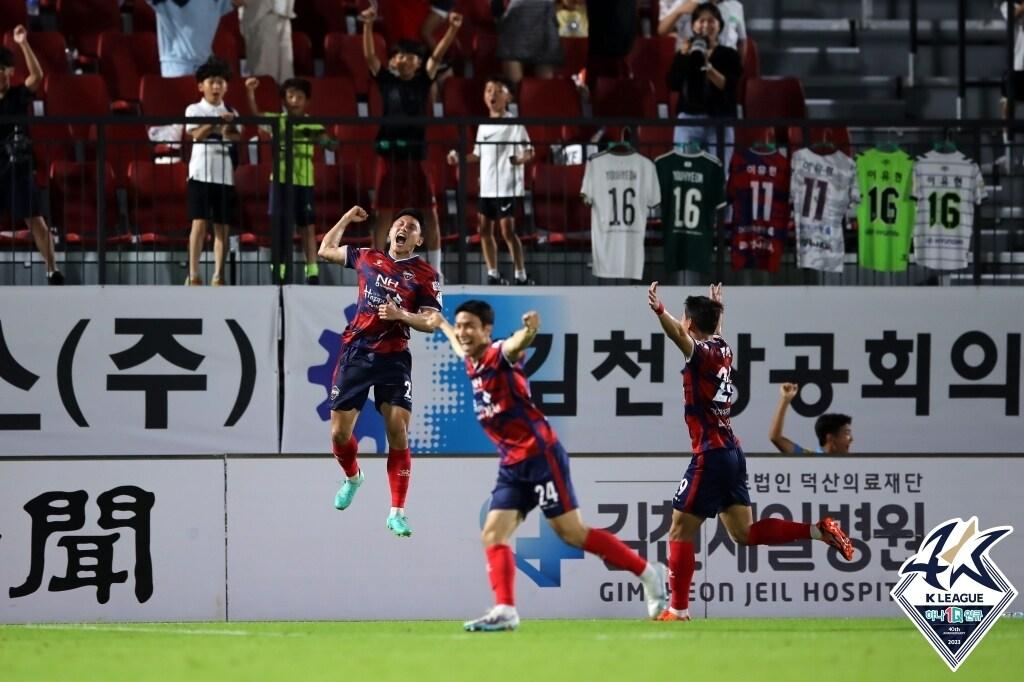 본문 이미지 - 김천 상무의 공격수 조영욱(왼쪽)