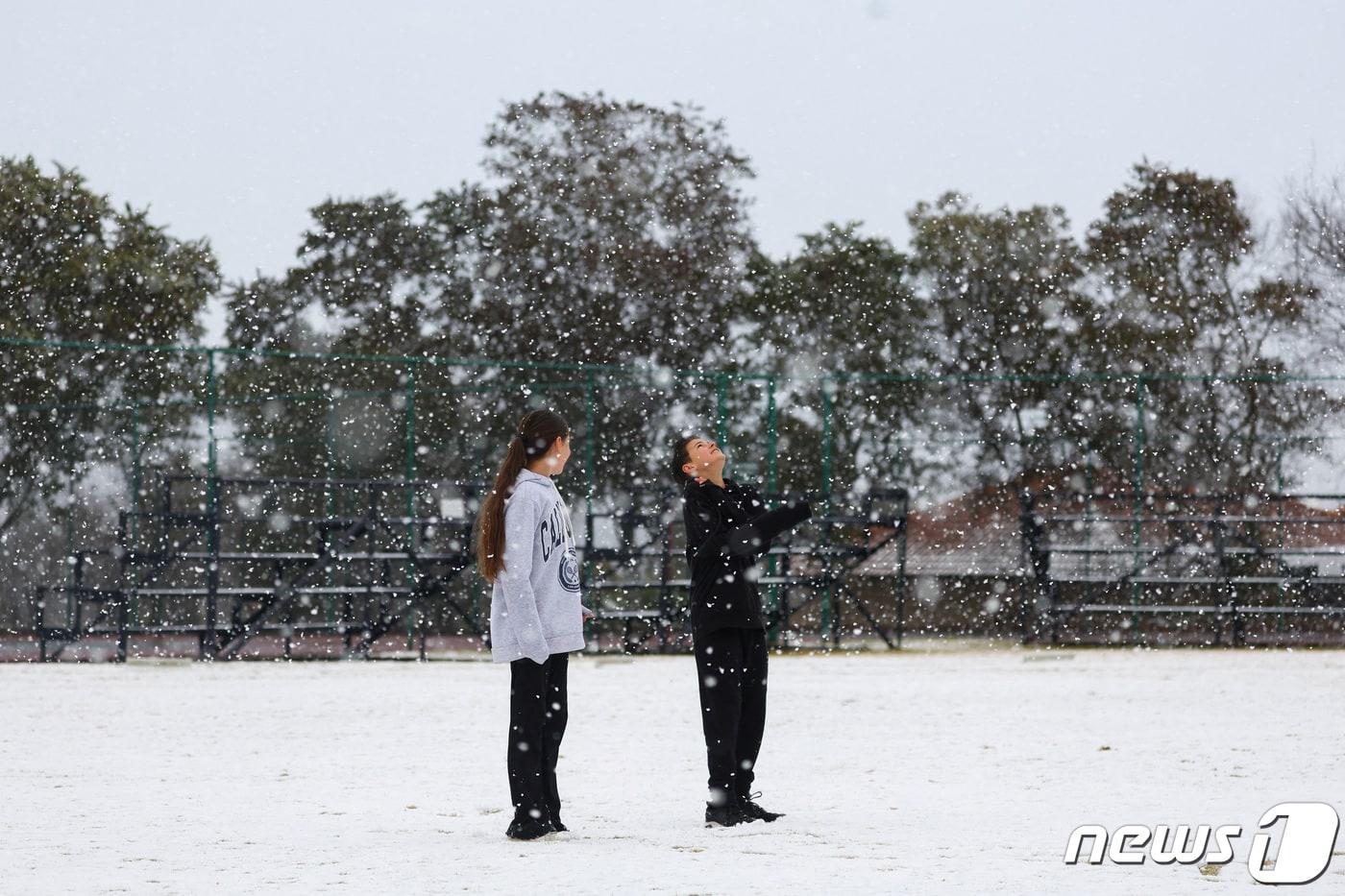 남아프리카공화국 요하네스버그에서 어린이들이 내리는 눈을 보며 즐기고 있다. 2023.7.10 ⓒ 로이터=뉴스1 ⓒ News1 강민경 기자