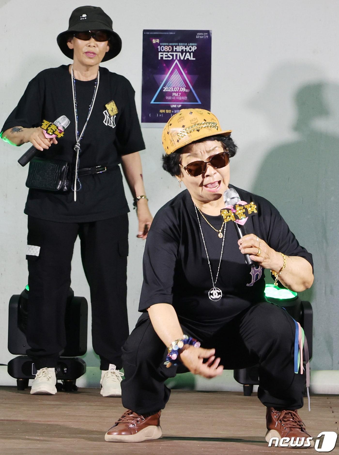 본문 이미지 - 경북 칠곡군 성인문해교실 할머니들이 힘합춤 추는 래퍼로 변신해 지난 9일 마을 공연장에서 공연하고 있다. 성인문해교실 강사의 제안으로 손주와의 소통을 위해 랩을 배운 할머니들은 초등학교와 유치원에서 랩과 힙합 춤 실력을 뽐내며 세대 간 소통에 나설 예정이다. (칠곡군 제공) 2023.7.11/뉴스1 ⓒ News1 정우용 기자