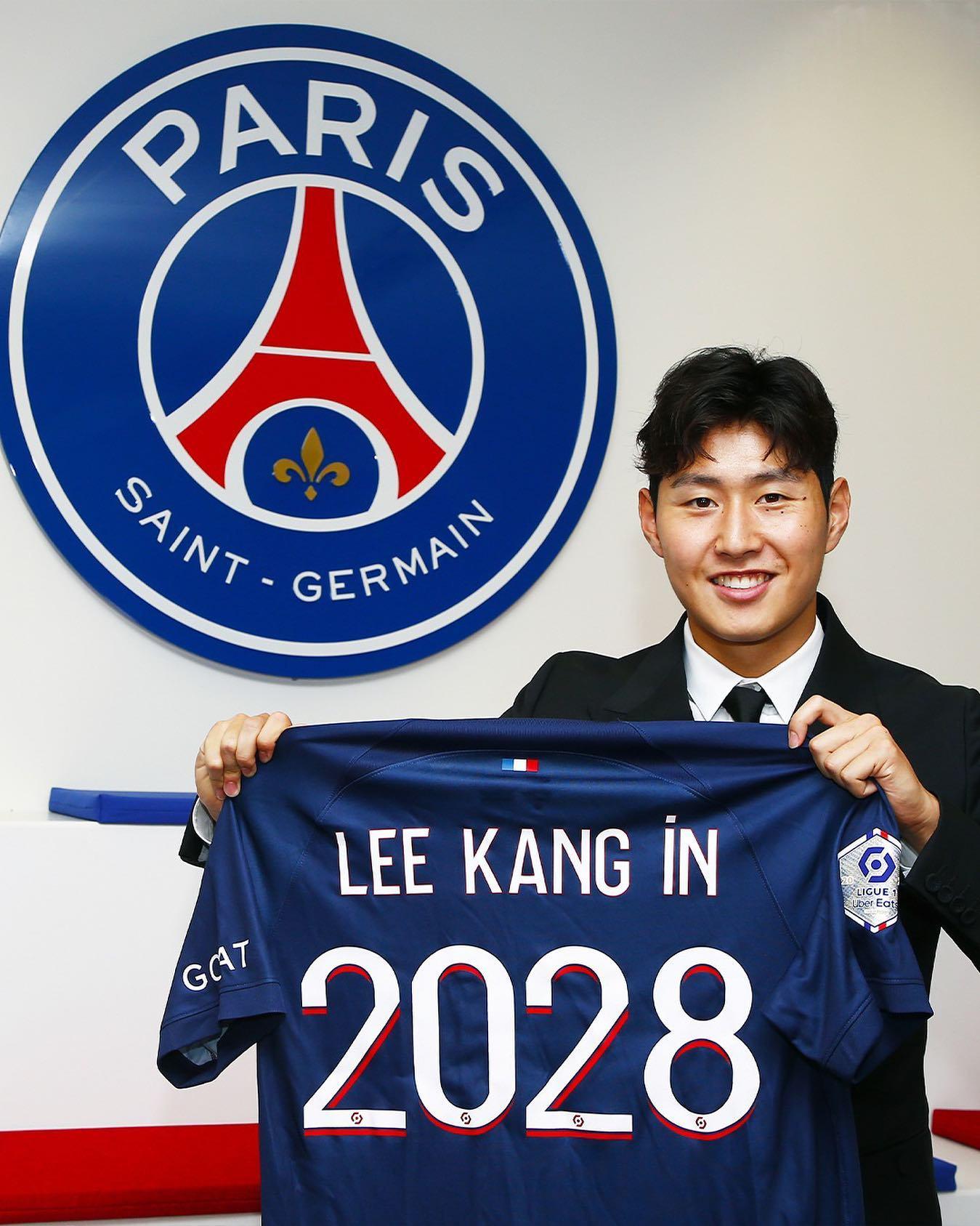 본문 이미지 - 파리 생제르맹(PSG)에 입단한 이강인. (PSG 페이스북 캡처)
