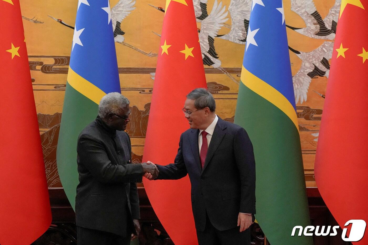 본문 이미지 - 리창 중국 총리와 마나세 소가바레 솔로몬제도 총리가 10일 베이징 인민대회당에서 회담했다. 2023.07.10 ⓒ 로이터=뉴스1 ⓒ News1 정은지 기자