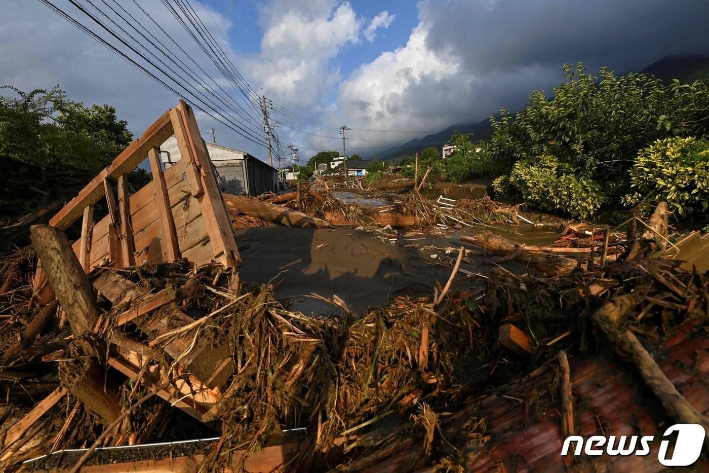 본문 이미지 - 일본 규슈 후쿠오카현의 구루메시에서 폭우로 인한 홍수로 목조 건물이 무너졌다. 2023.7.10 ⓒ AFP=뉴스1 ⓒ News1 강민경 기자