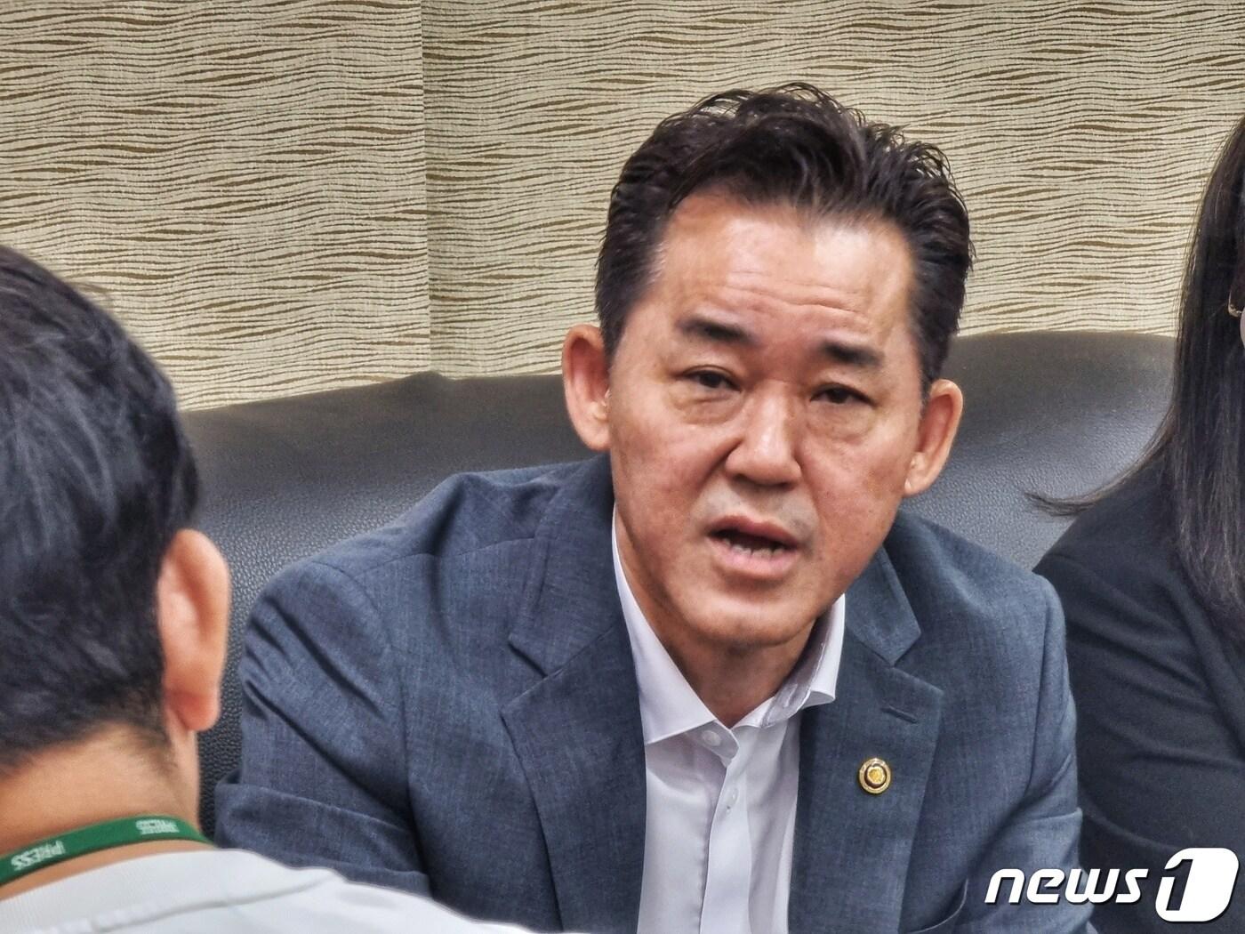 본문 이미지 - 지난 3일 임명된 임상준 신임 환경부 차관이 11일 오전 정부세종청사에서 언론을 만나서 녹색산업 활성화와 규제 개선, 1급 인사, 일본 후쿠시마 원전 오염수 방류 등과 관련한 질의에 대해 답하고 있다. 2023.7.11/뉴스1 ⓒ News1 황덕현 기후환경전문기자