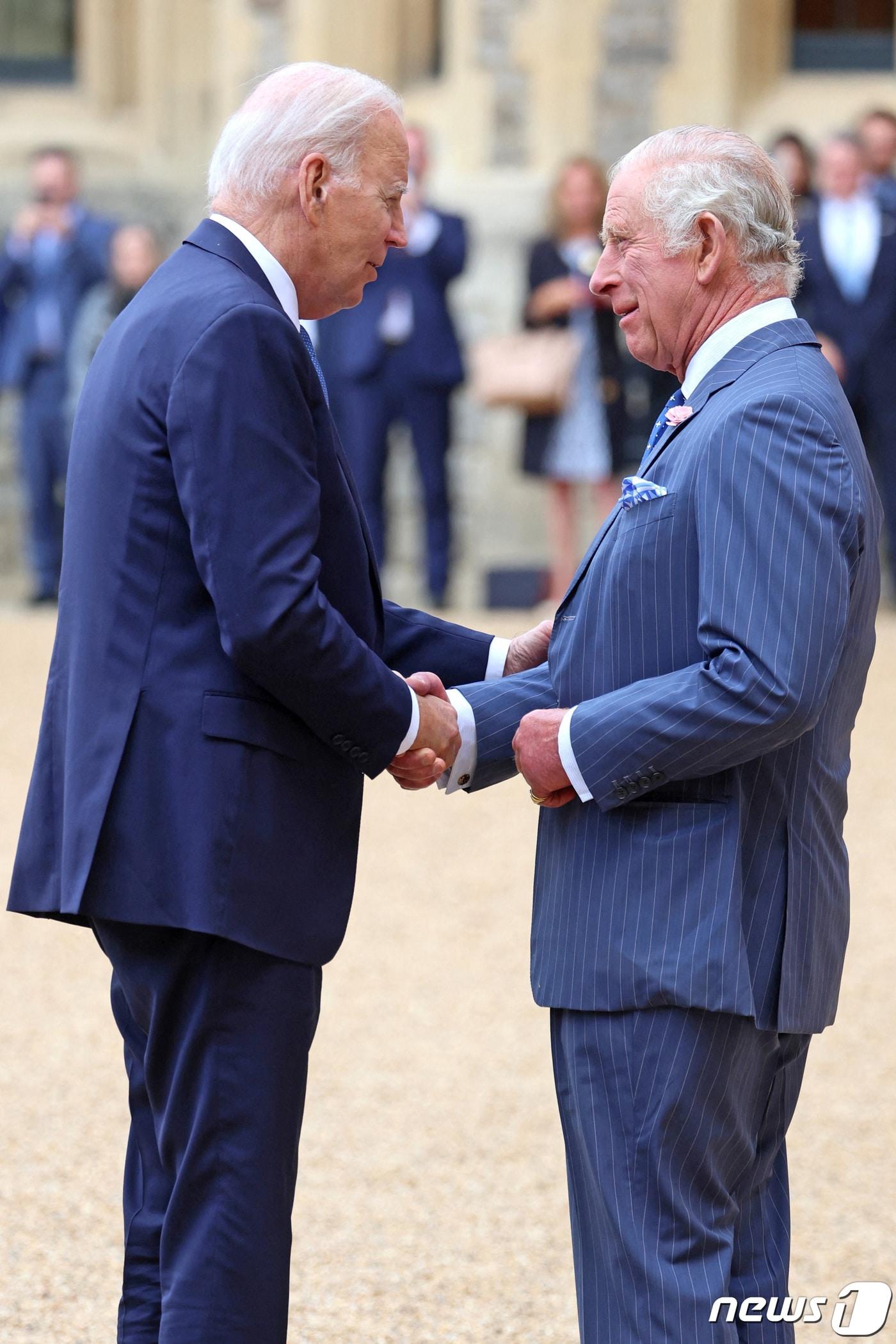 본문 이미지 - 조 바이든 미국 대통령이 10일 &#40;현지시간&#41; 영국을 방문해 런던 외곽 윈저궁을 찾아 찰스 3세 국왕과 악수를 하고 있다. 2023.7.11 ⓒ 로이터=뉴스1 ⓒ News1 우동명 기자