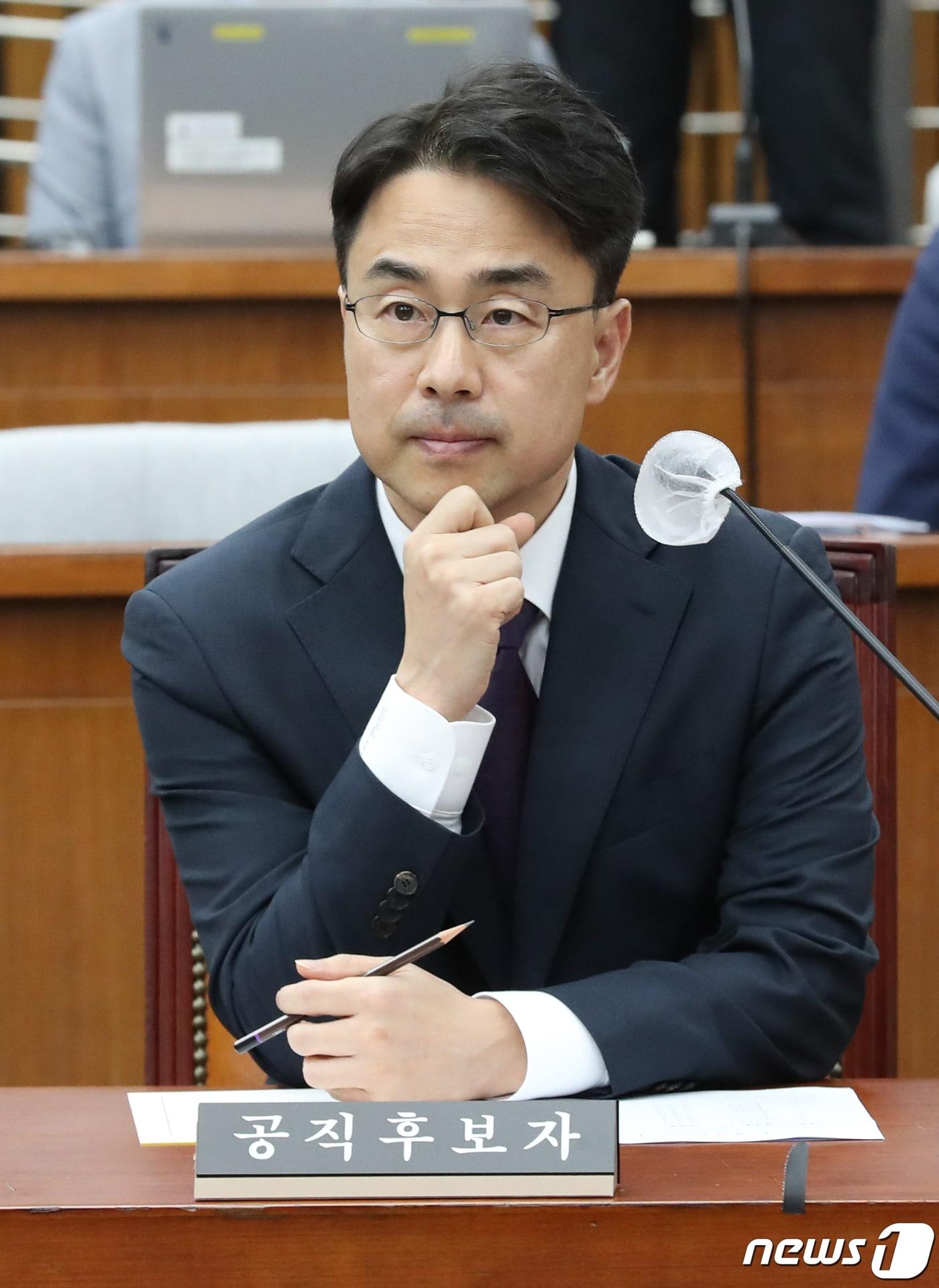 본문 이미지 - 권영준 대법관 후보자가 11일 서울 여의도 국회에서 열린 대법관 임명동의에 관한 인사청문특별위원회 전체회의에 참석하고 있다. ⓒ News1 송원영 기자