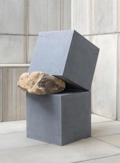 본문 이미지 - Untitled, 2023, 콘크리트, 화산암  94.5 x 60.5 x 69 cm 쾨닉 갤러리 제공 / Courtesy: K&Ouml;NIG GALERIE Berlin, Seoul 