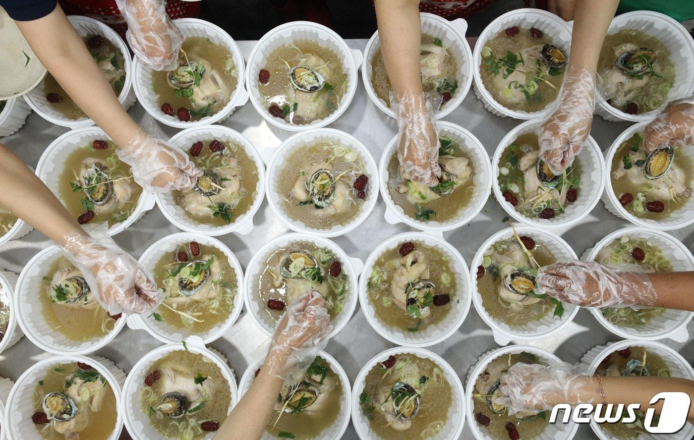 본문 이미지 - 삼계탕을 만드는 모습 2023.7.11/뉴스1 ⓒ News1 김영운 기자