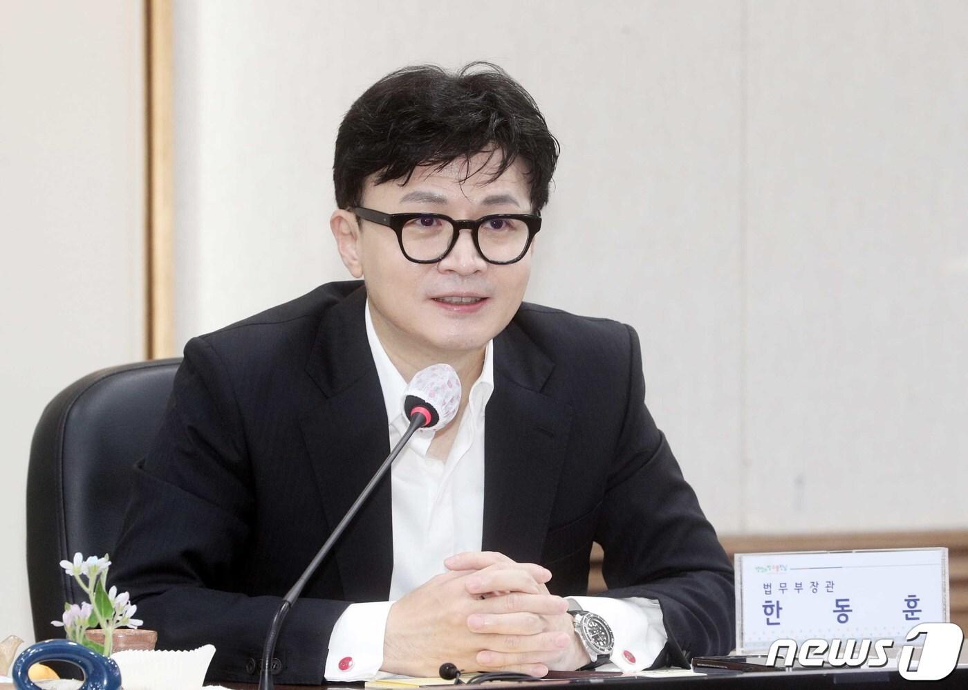 본문 이미지 - 한동훈 법무부 장관이 11일 오전 전남도청 서재필실에서 열린 법무부와 전라남도 외국인ㆍ이민제도 정책 소통간담회에서 인사말을 하고 있다.(전남도 제공) 2023.7.11/뉴스1 ⓒ News1 전원 기자