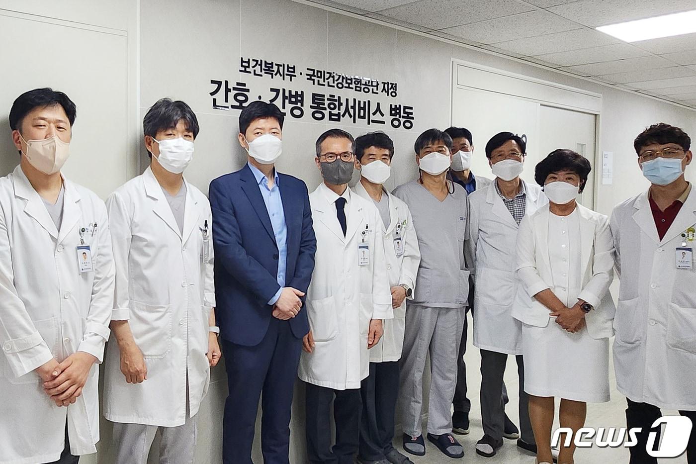 지난 10일부터 운영을 시작한 에스엠지 연세병원 간호·간병 통합서비스 병동 개소식에서 병원 관계자들이 기념촬영을 하고 있다.&#40;에스엠지 연세병원 제공&#41;