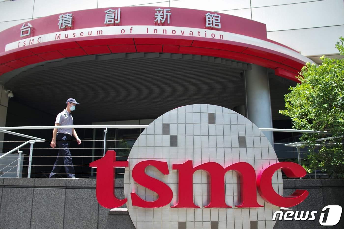 대만 신주(Hsinchu) 과학산업단지에 위치한 TSMC 건물 앞. (Photo by Sam Yeh / AFP) ⓒ AFP=뉴스1