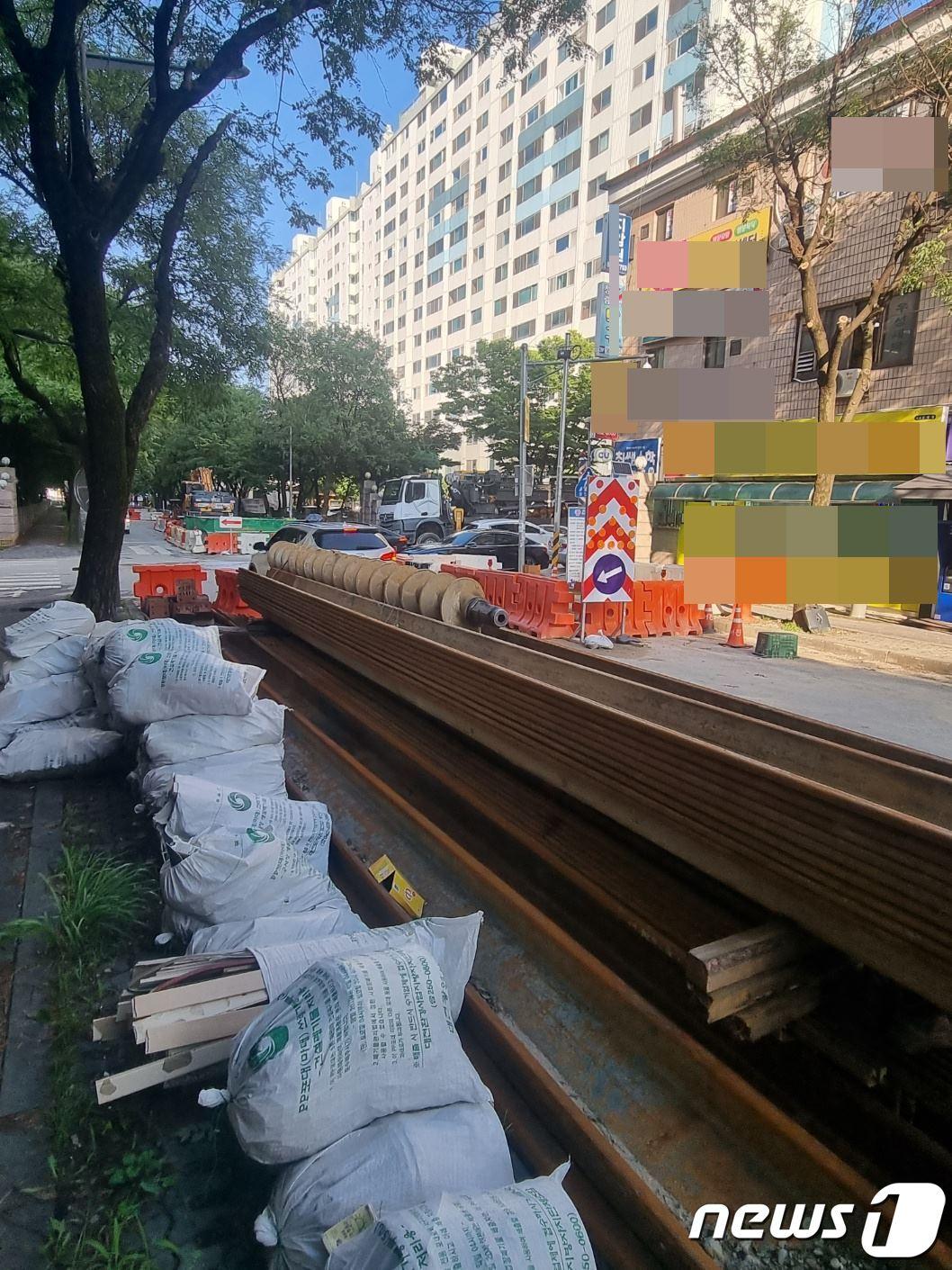 본문 이미지 - 11일 대전 서구 정림동 한 아파트 도로와 인도에 공사 자재가 적치돼 주민들이 통행에 큰 불편을 겪고 있다./뉴스1ⓒNews1 김태진 기자