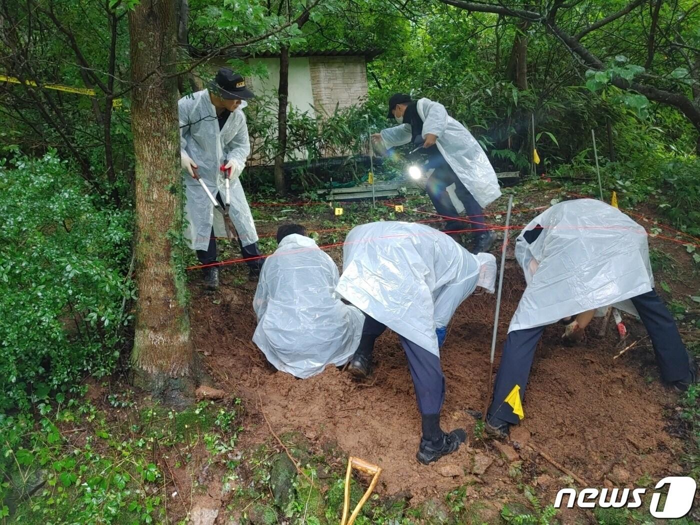 본문 이미지 - 전남경찰청이 30대 친모 A씨가 암매장 했다고 주장한 영아의 시신을 발굴하기 위해 전남 광양 한 야산에서 수색 작업을 벌이고 있다.(전남경찰청 제공) 2023.7.11/뉴스1 