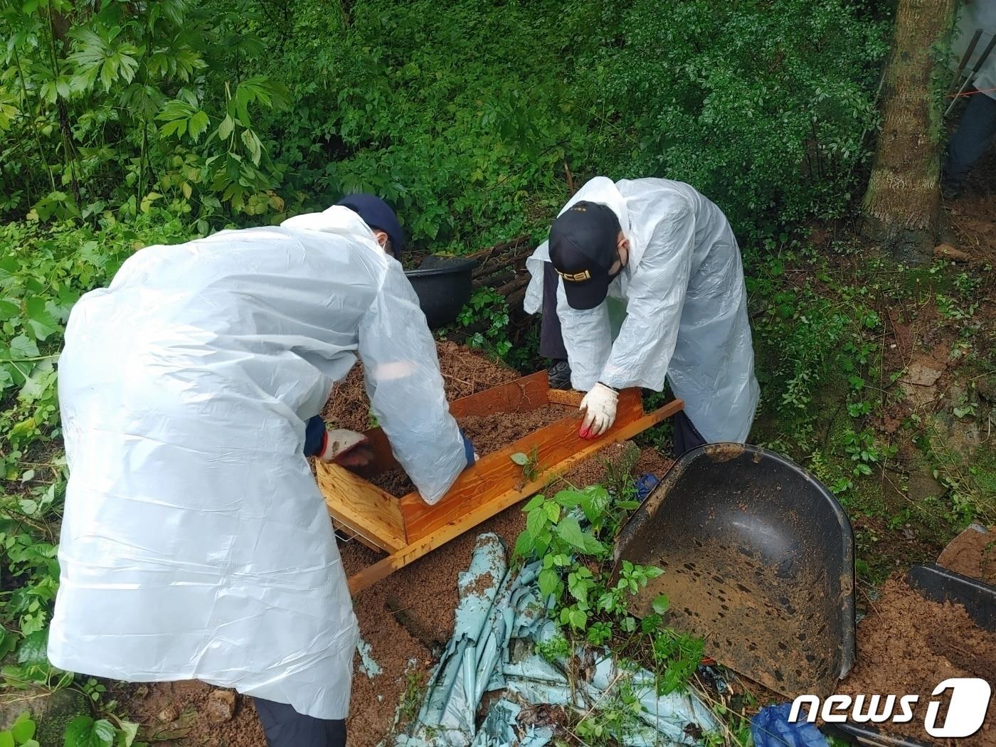 본문 이미지 - 전남경찰청이 30대 친모 A씨가 암매장 했다고 주장한 영아의 시신을 발굴하기 위해 전남 광양 한 야산에서 수색 작업을 벌이고 있다.(전남경찰청 제공) 2023.7.11/뉴스1 ⓒ News1