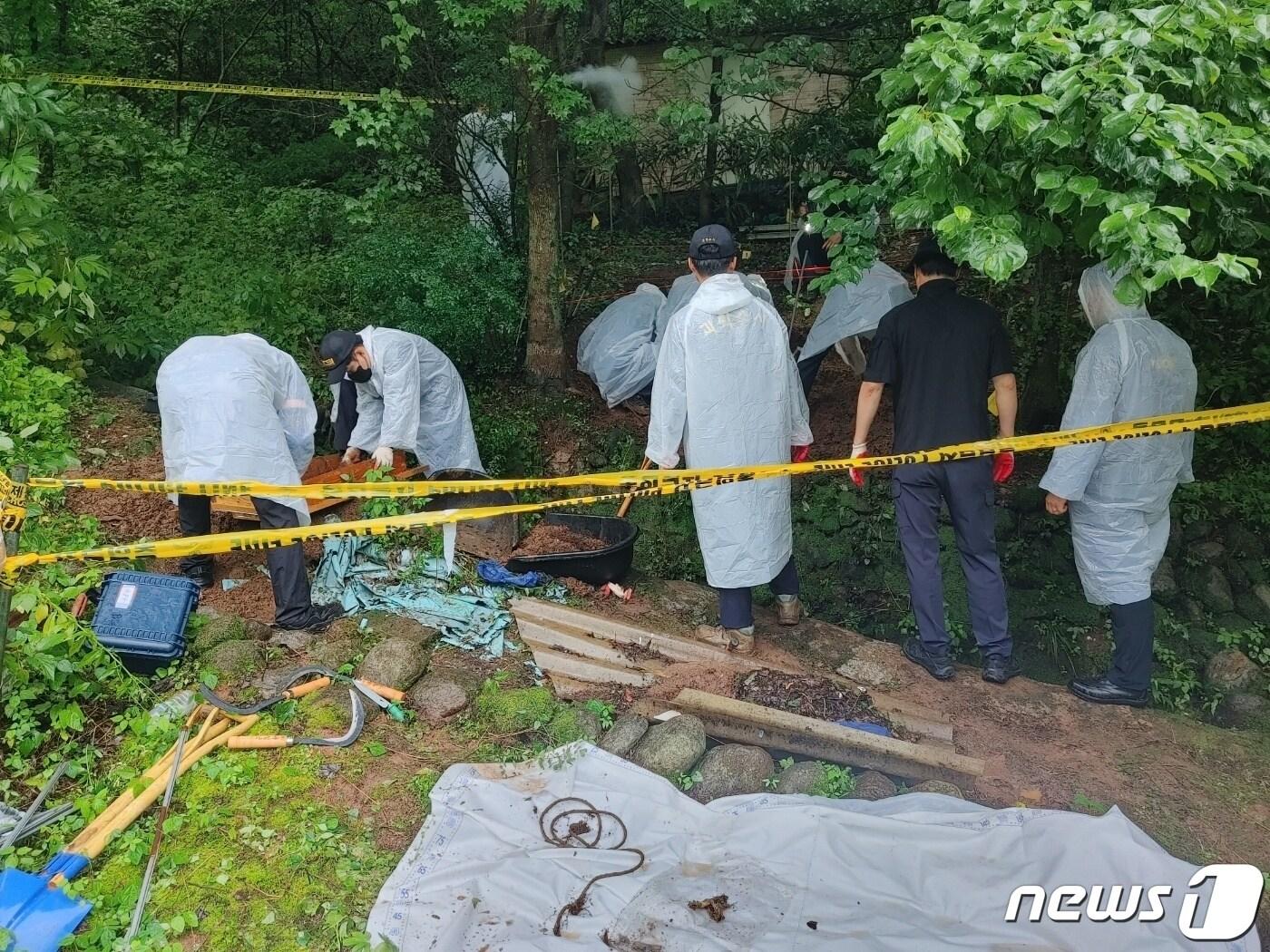 본문 이미지 - 전남경찰청이 30대 친모 A씨가 암매장 했다고 주장한 영아의 시신을 발굴하기 위해 전남 광양 한 야산에서 수색 작업을 벌이고 있다.(전남경찰청 제공) 2023.7.11/뉴스1 ⓒ News1 최성국 기자